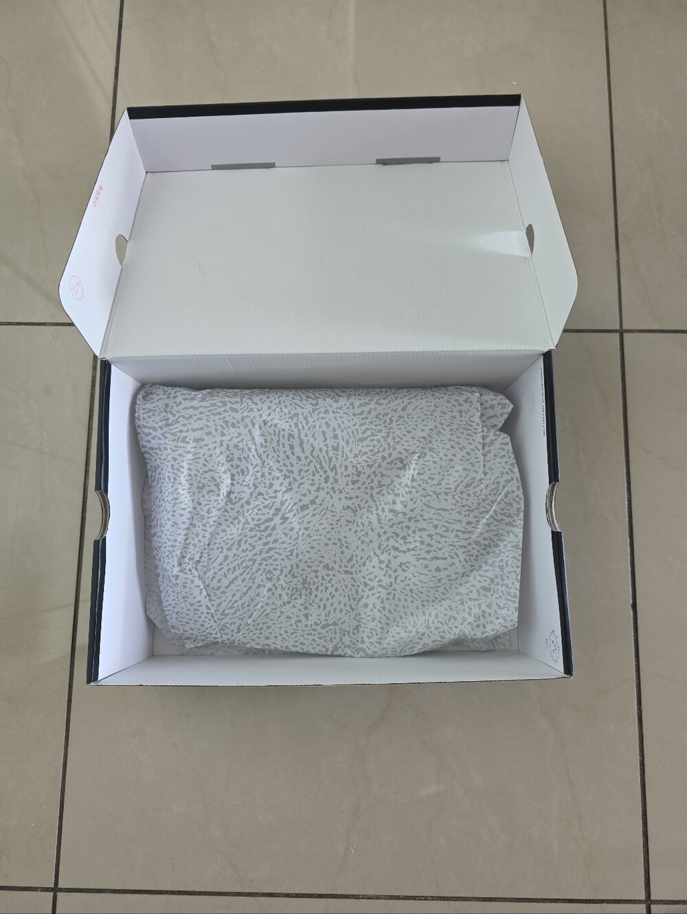 Empty Shoe Box - Picture 6 of 6
